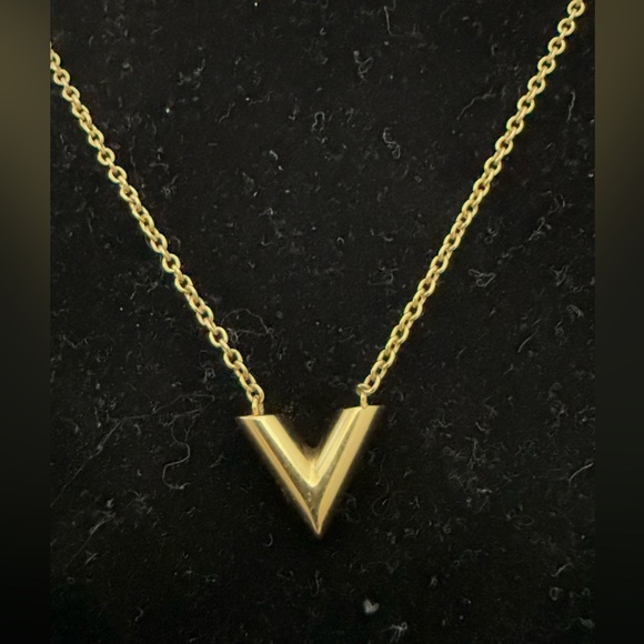 LOUIS VUITTON Essential V Gold Tone Necklace - Picture 5 of 8